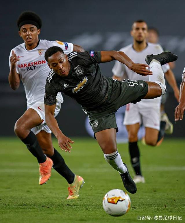 竟博平台 -曼城夺冠后更衣室